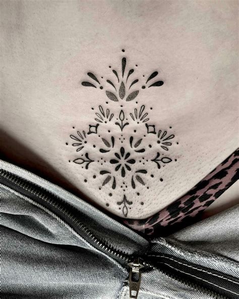 12 Feminine Pelvic Tattoo Ideas That Will Blow Your Mind