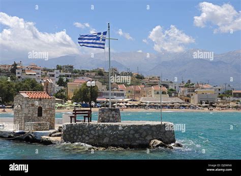 Hafen Von Marathi Mit Einer Kleinen Kapelle Souda Bay Kreta