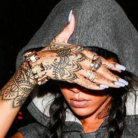 Pin By Ba Bing On Tinta Rihanna Hand Tattoo Hand And Finger Tattoos